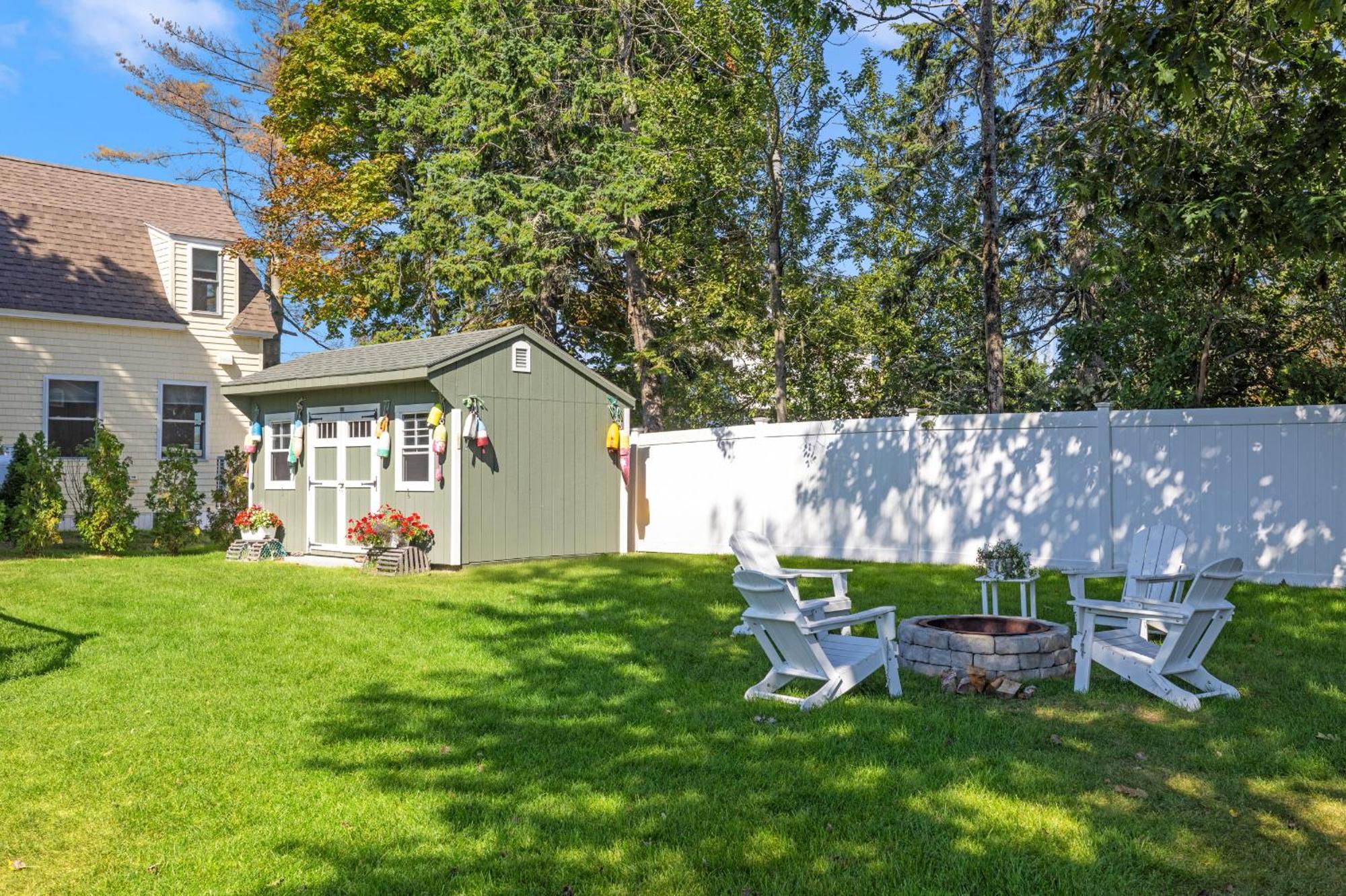Pine Point Beach House With Deck, Fire Pit & Porch Scarborough Bagian luar foto